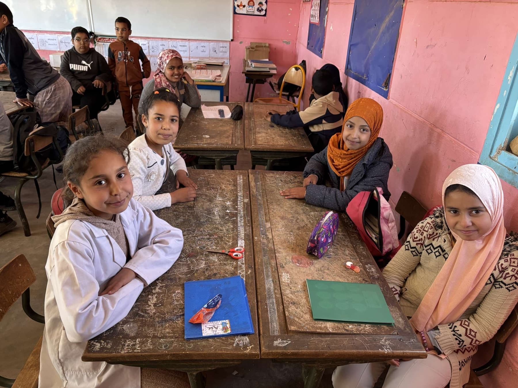 Enfants dans une salle de classe accompagnée par Anim'Monde