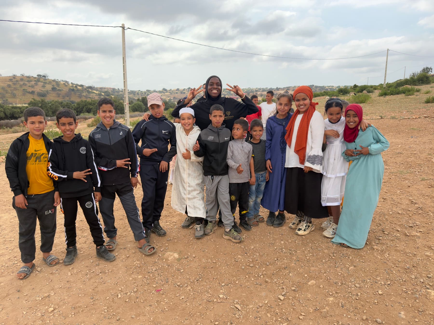 Enfants et bénévoles réunis lors d'une animation au Maroc