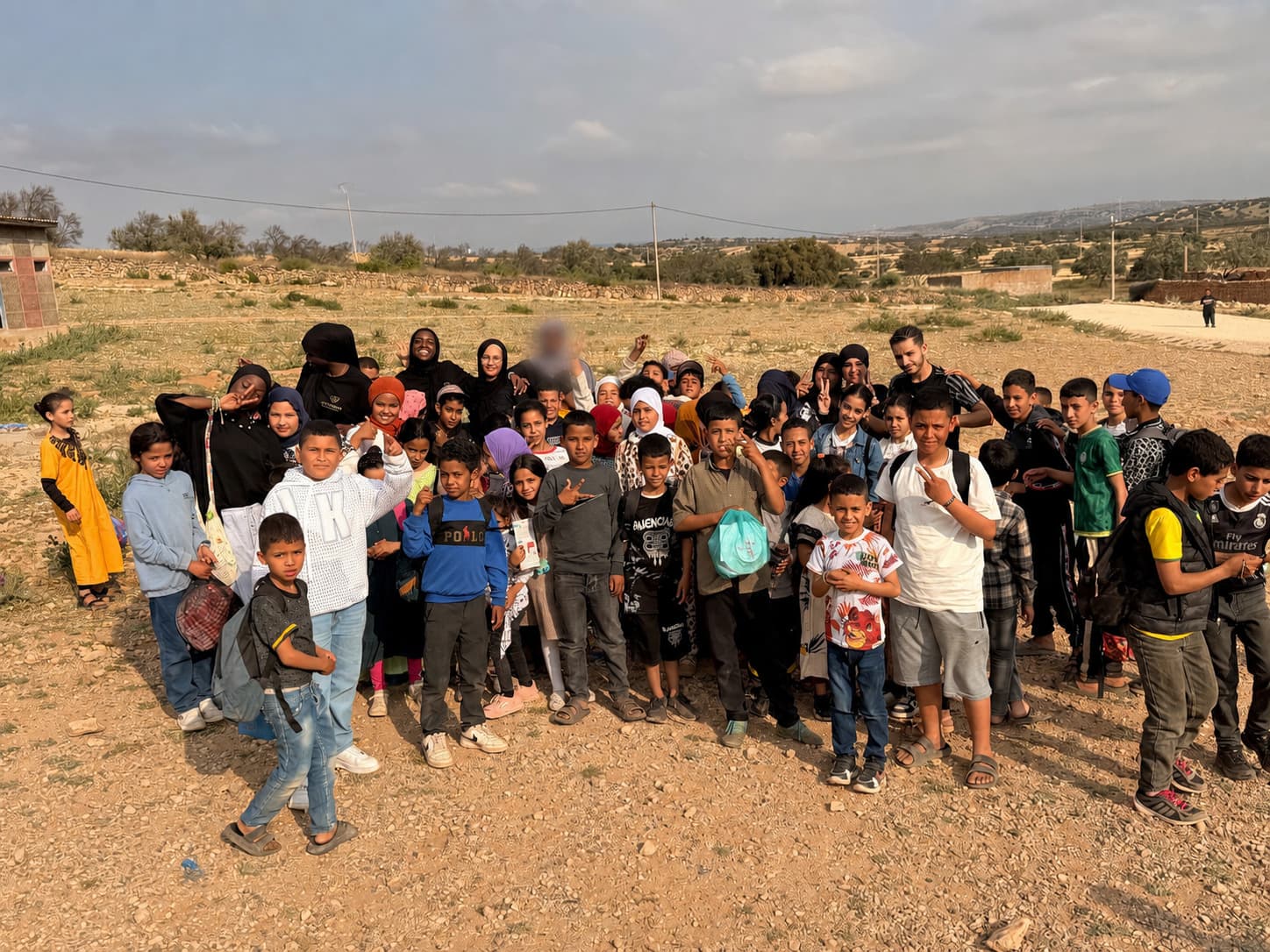 Enfants et bénévoles réunis lors d'une action Anim'Monde au Maroc